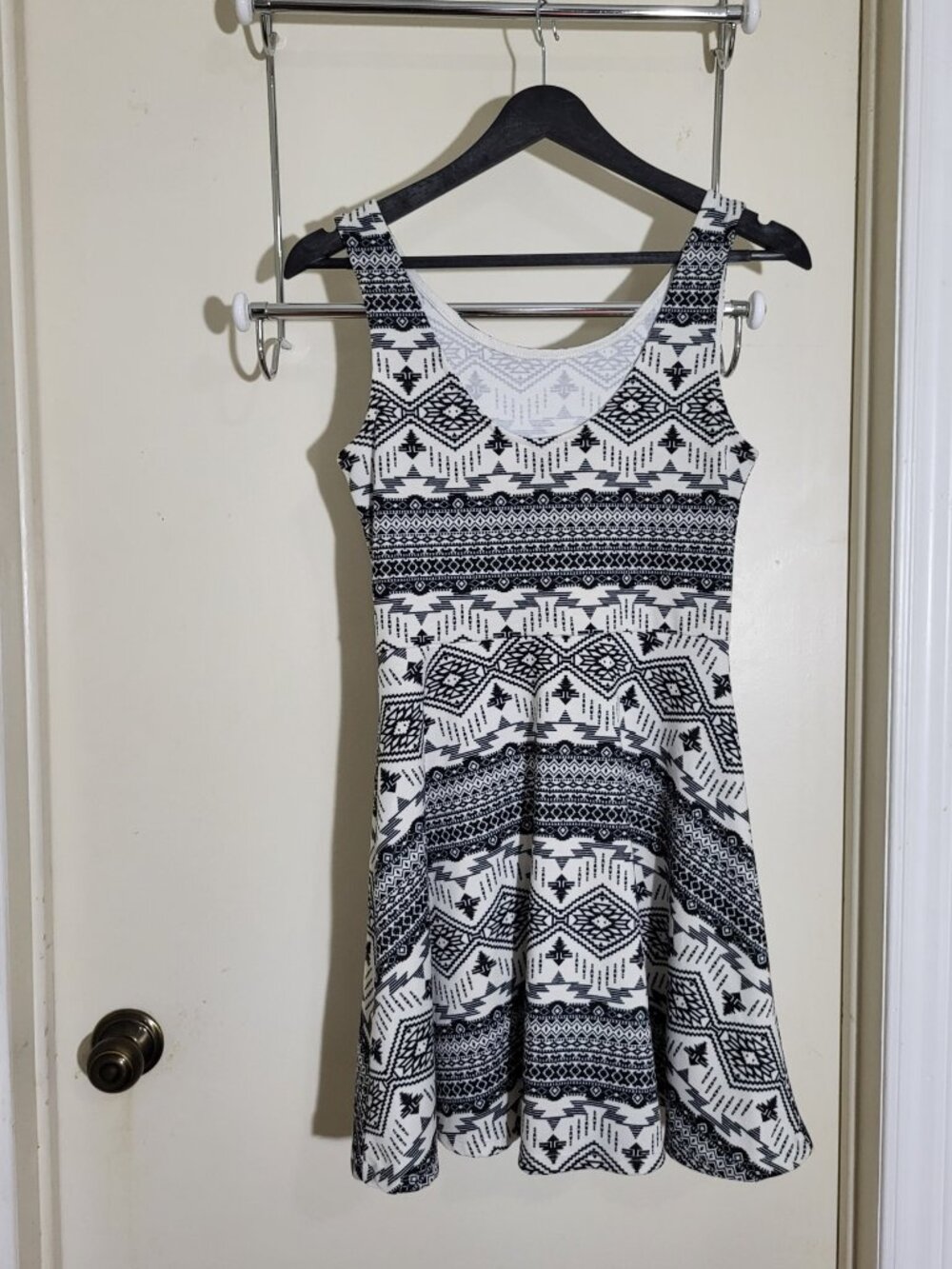 DIVIDED fit-and-flare style black-and-white geometric tribal-inspired Size 8 - Picture 9 of 14